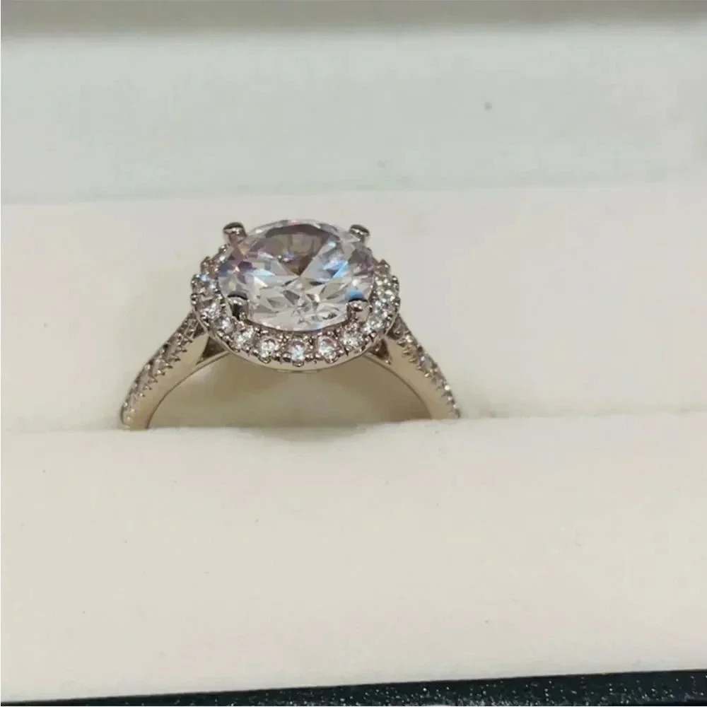 NORDSTROM JEWELRY BEAUTIFUL BRILLIANT 4CTW HALO STERLING PLATED CZ. RING SIZE 8 - Picture 4 of 16